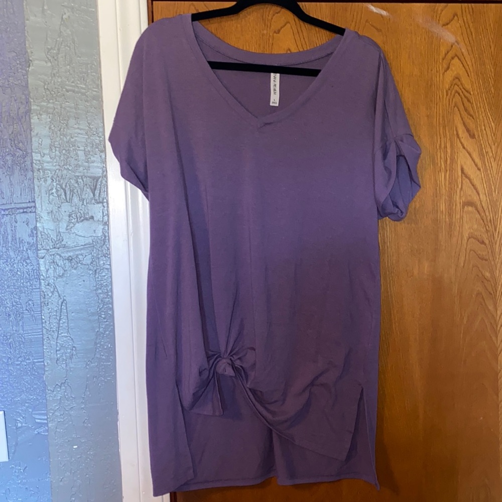 Light-ish purple boutique t-shirt. Size L. Super soft!